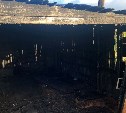 Бесхозный гараж на 30 квадратах пришлось тушить пожарным в Тымовском 
