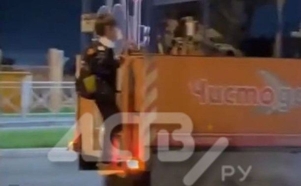 В Южно-Сахалинске ребёнок катался, прицепившись сзади к поливальной машине