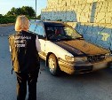 В припаркованном "Карибе" в Холмске нашли труп мужчины 