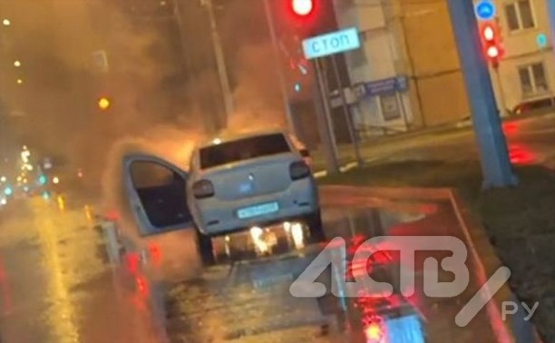 "Машина горит": в Южно-Сахалинске прямо на дороге вспыхнул автомобиль