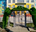Это зонтик или вулкан: у школы на Курилах поставили медведей со странным предметом в лапах