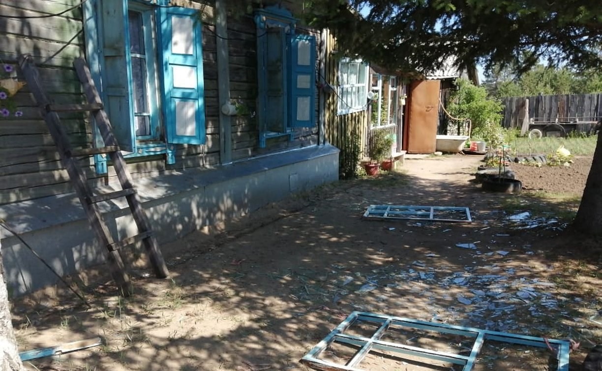 "Вылетели окна, стены треснули": в Амурской области молния ударила в дом с детьми