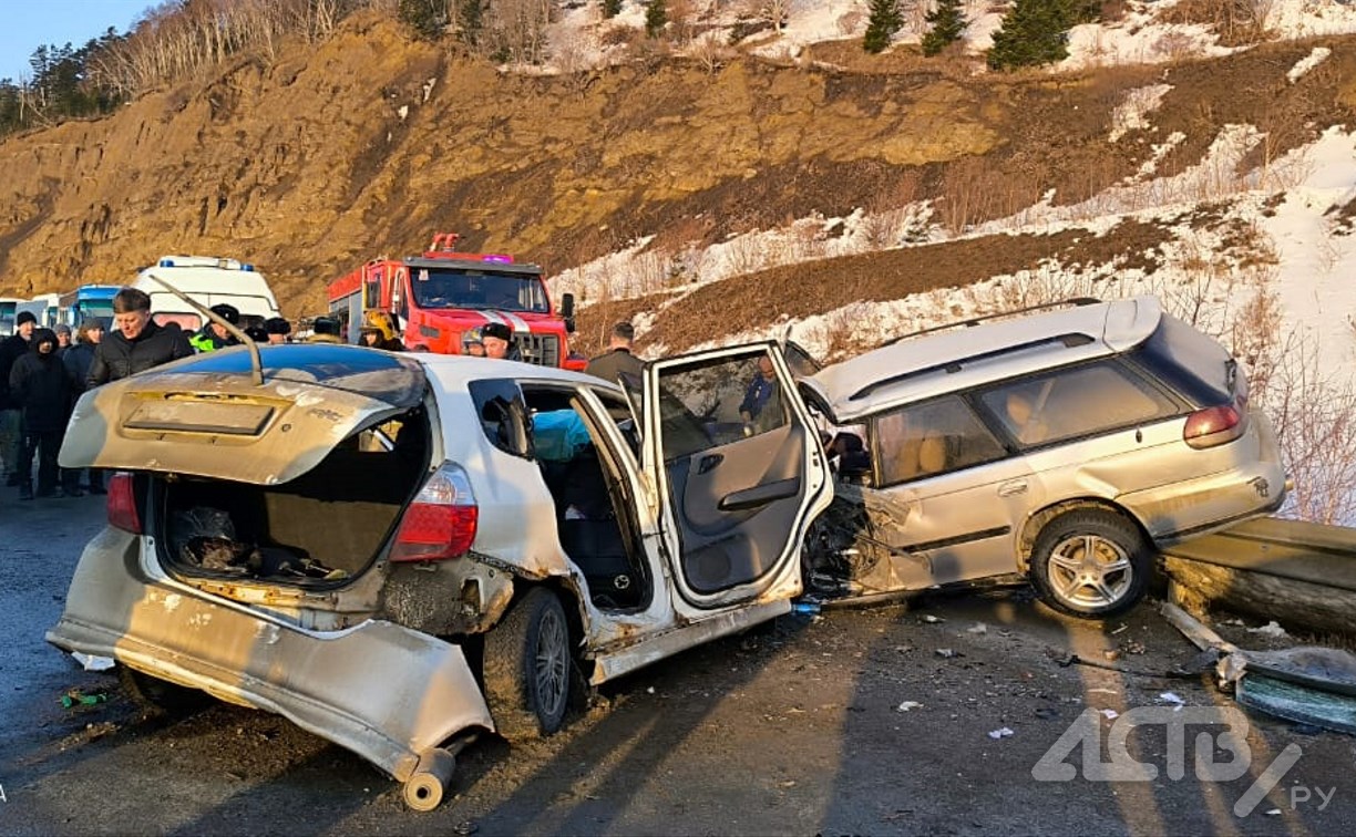 Стали известны обстоятельства страшного ДТП на Сахалине: Honda Fit вылетела на встречную полосу Стали известны обстоятельства страшного ДТП на Сахалине: Honda Fit вылетела на встречную полосу