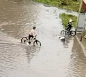 Дети устроили "аквапарк" у мусорных баков в Ново-Александровске