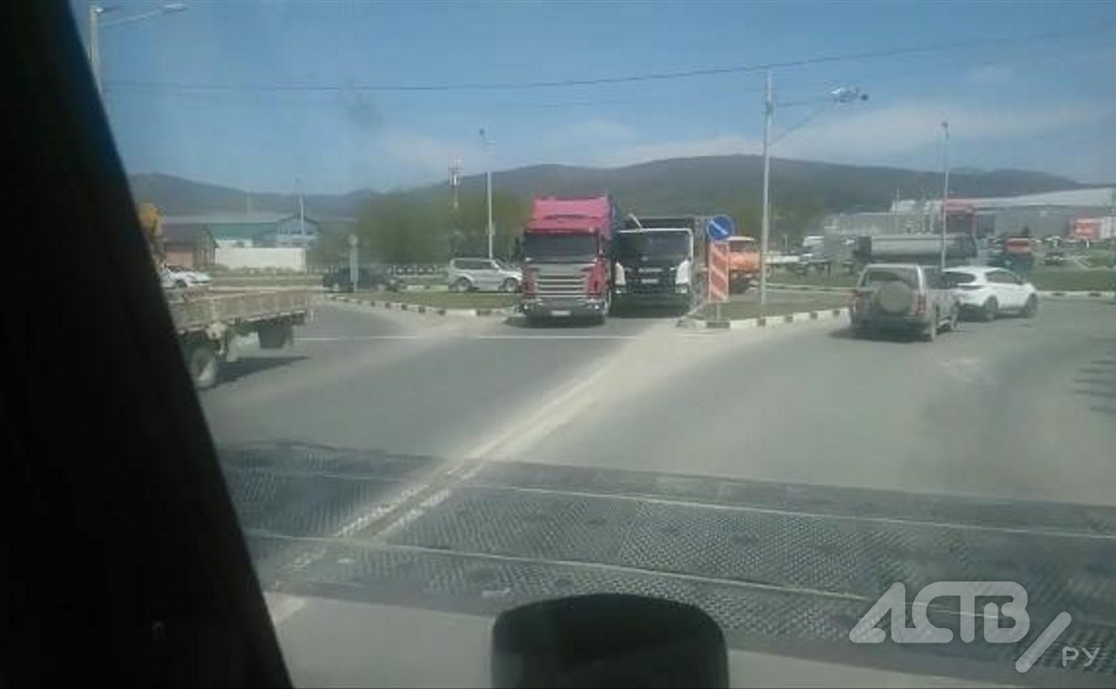 Большегрузы притёрлись на дороге в Южно-Сахалинске