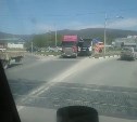 Большегрузы притёрлись на дороге в Южно-Сахалинске