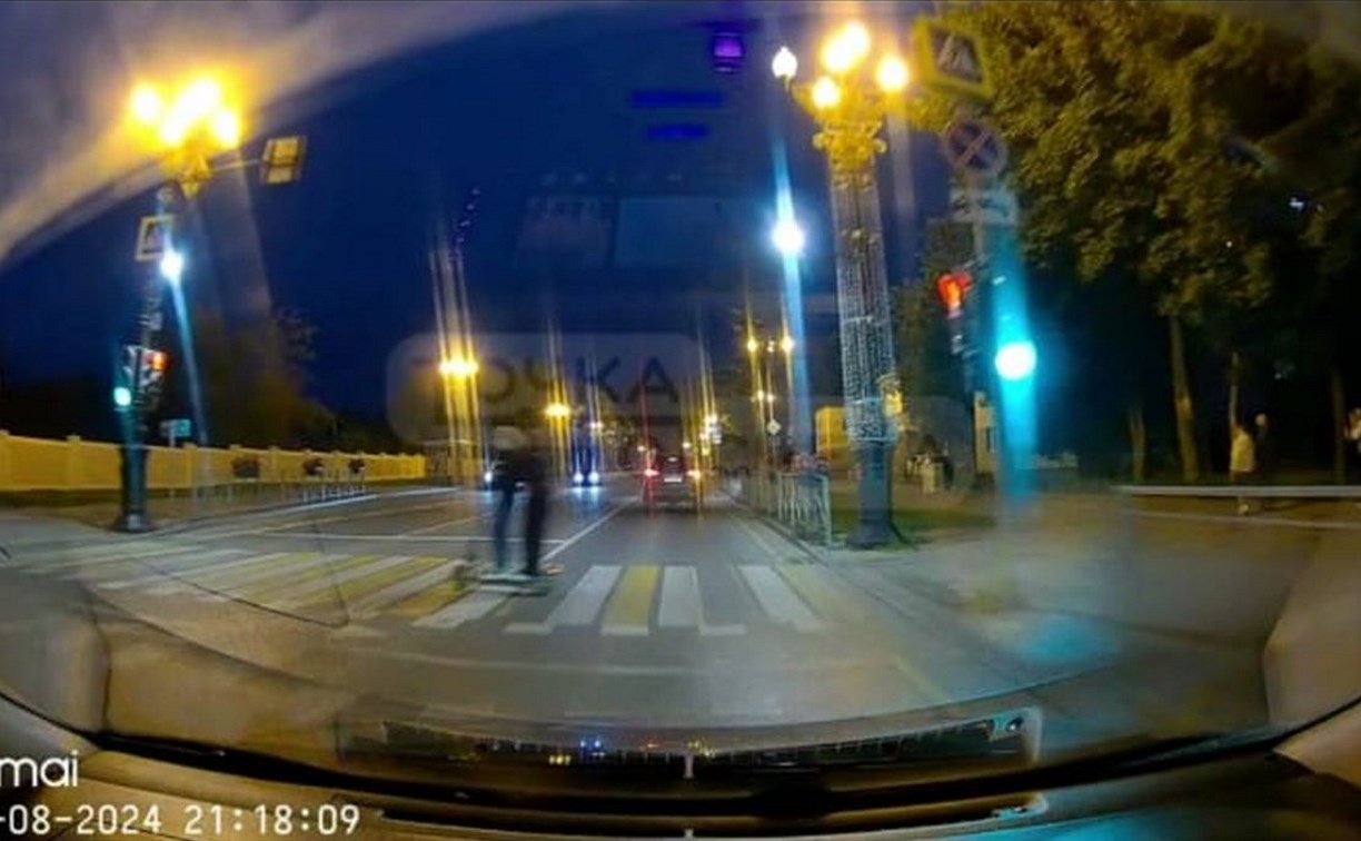 В Южно-Сахалинске две девочки на самокате чуть не попали под машину, выехав на "красный" 