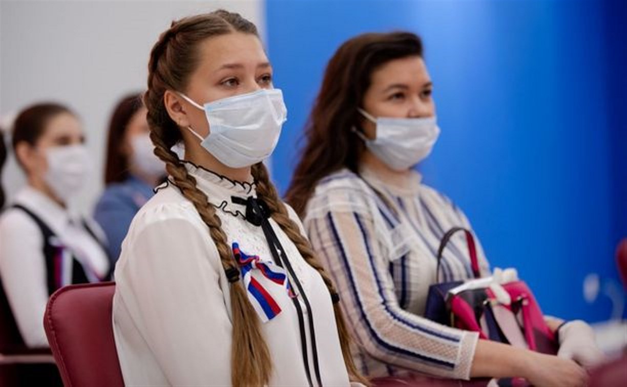 Школьникам Южно-Сахалинска вручили паспорта в День России