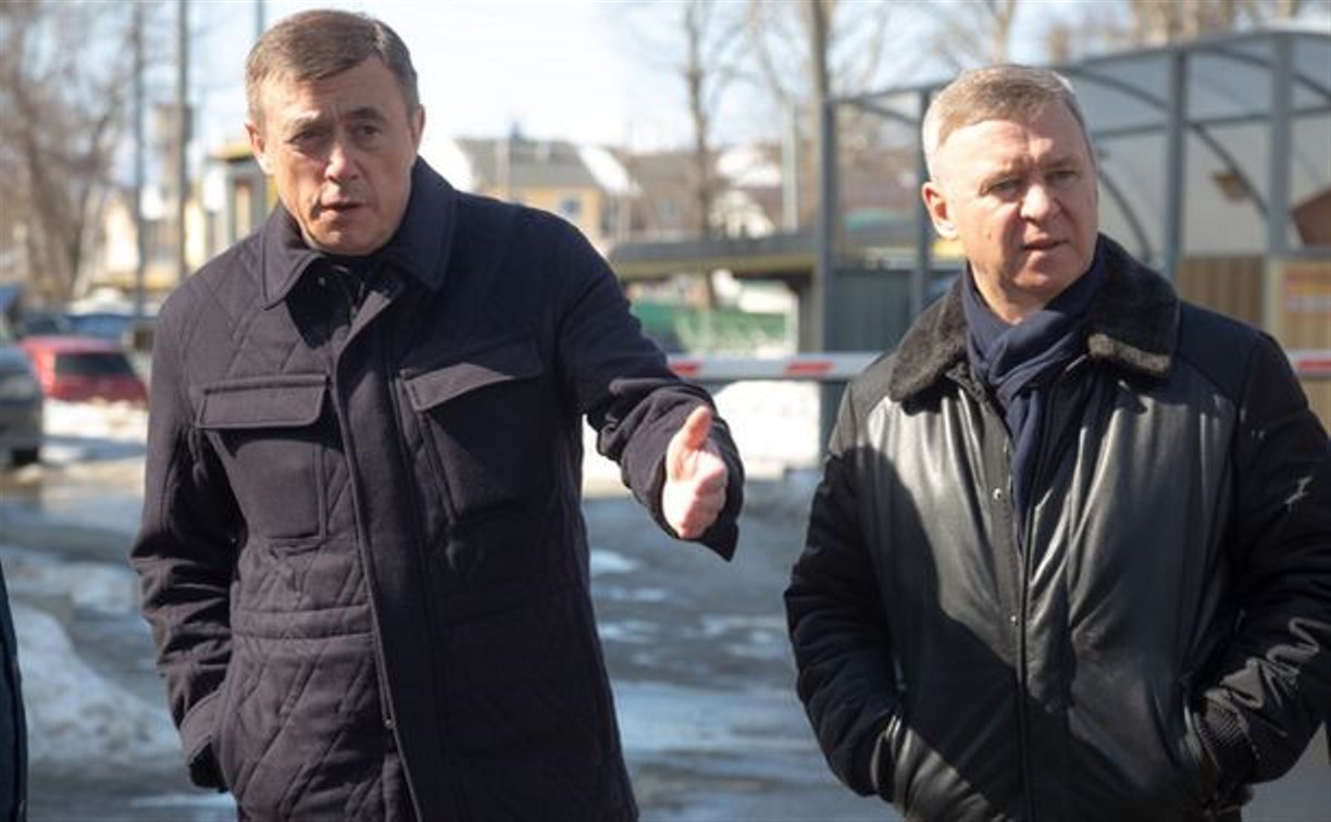 Губернатор отругал коммунальщиков Южно-Сахалинска за снег и наледь 