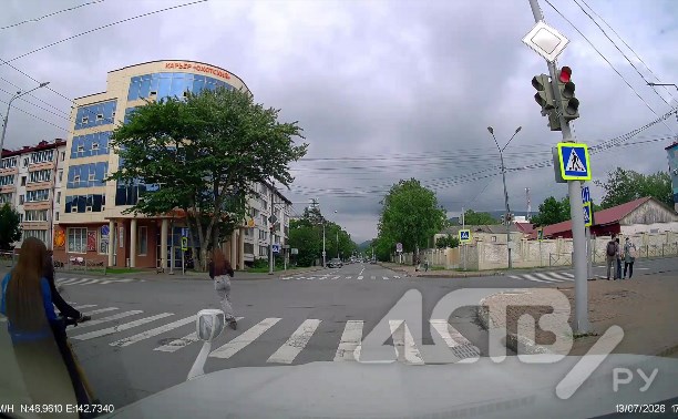 "Когда этот беспредел закончится?": девушки на самокатах промчались по перекрёстку в Южно-Сахалинске