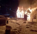 Частная баня сгорела в Южно-Сахалинске - МЧС публикует снимки с места происшествия