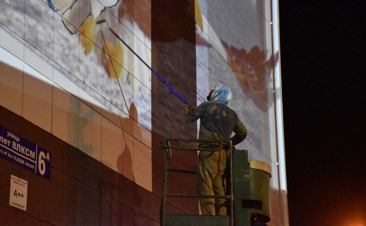 В Поронайске под покровом ночи начали рисовать новое граффити 