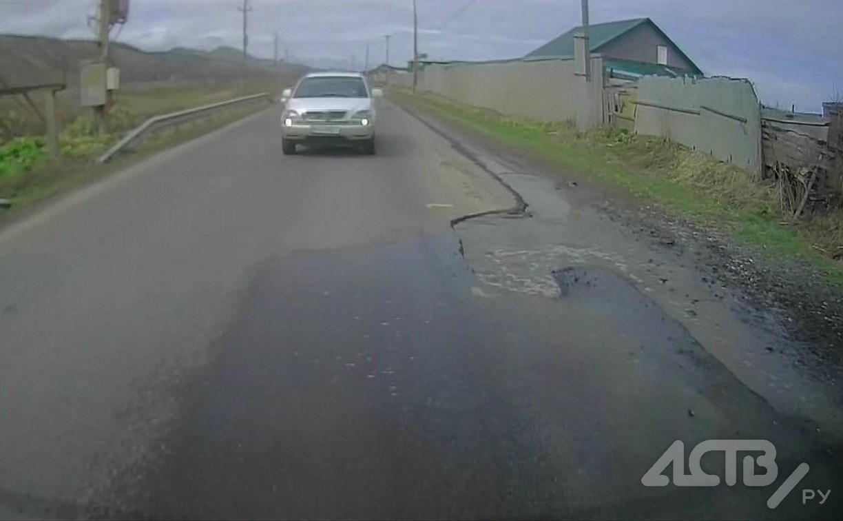 В Холмском районе на трассе кто-то "украл" куски асфальта