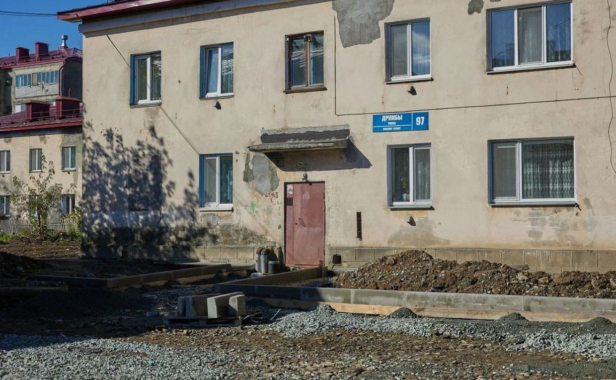 Капитальный ремонт дворов в Луговом по ул. Дружбы планируют завершить до конца октября