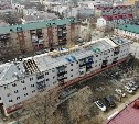Ремонт крыши пострадавшего при пожаре дома на Сахалинской подходит к концу