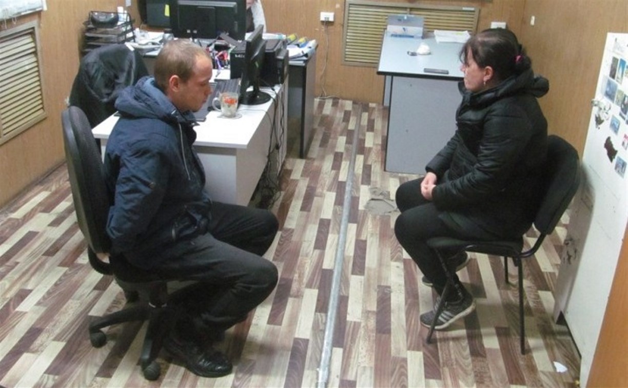 Сожители-распространители наркотиков попались сахалинским транспортным полицейским