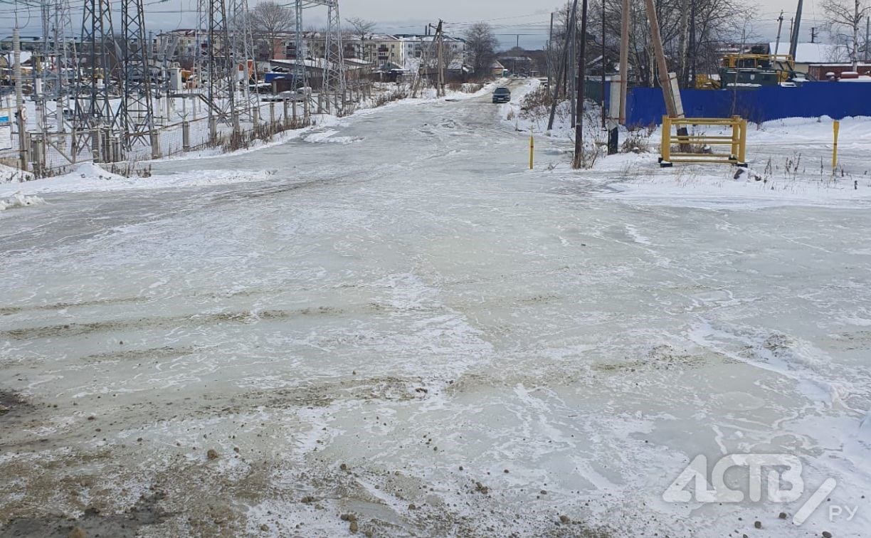 Сахалинка показала на видео, как огромный "ледяной панцирь" накрывает Макаров