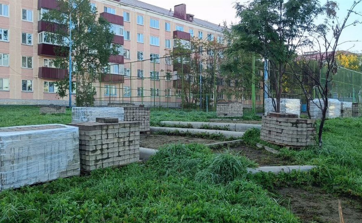 Комплексную детскую площадку строят в Долинске