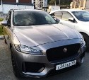 В Южно-Сахалинске разыскивают того, кто повредил "Ягуар" и скрылся 