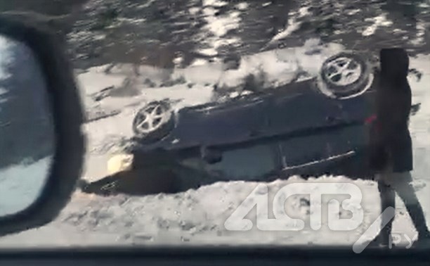 На юге Сахалина автомобиль под управлением девушки-водителя вылетел с трассы и перевернулся 