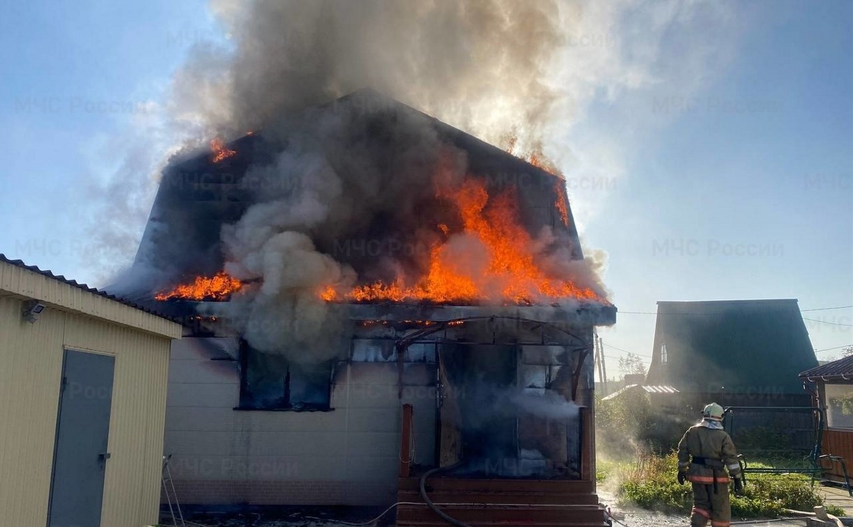 Дом полностью сгорел в СНТ Южно-Сахалинска