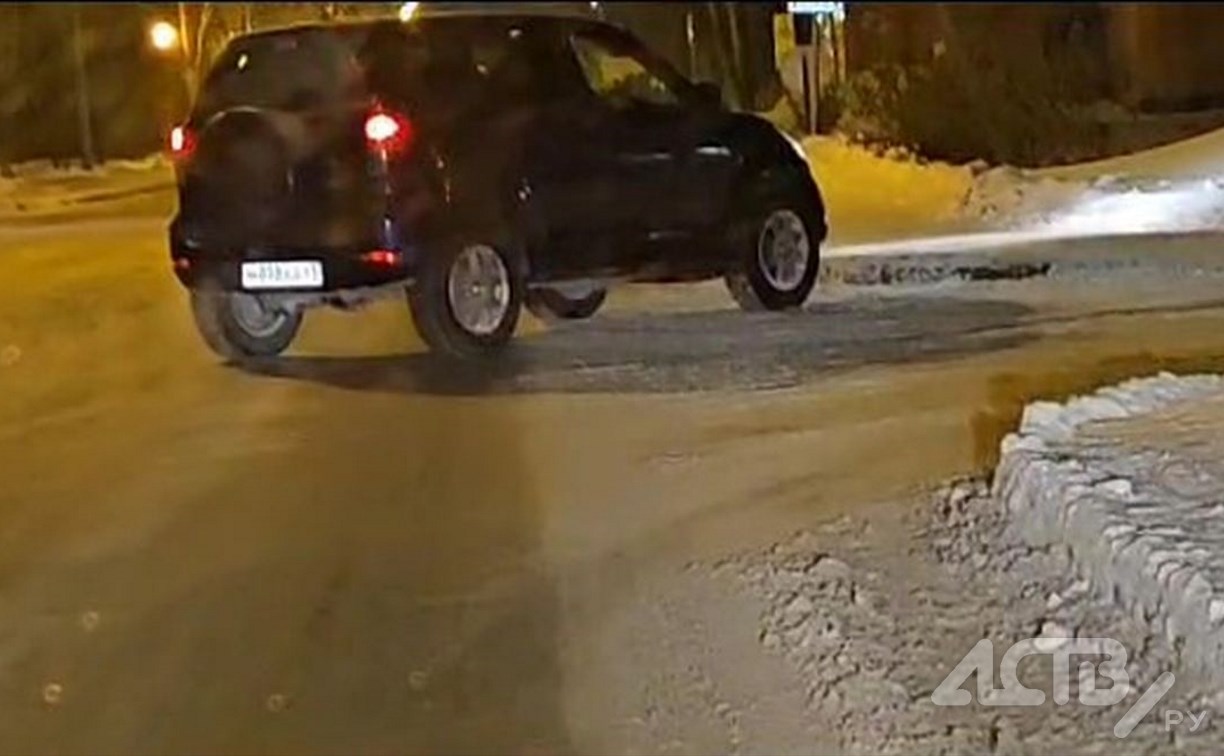 Ехал "зигзагом" и валялся в кювете: пьяное приключение автомобилиста попало на видео в Южно-Сахалинске