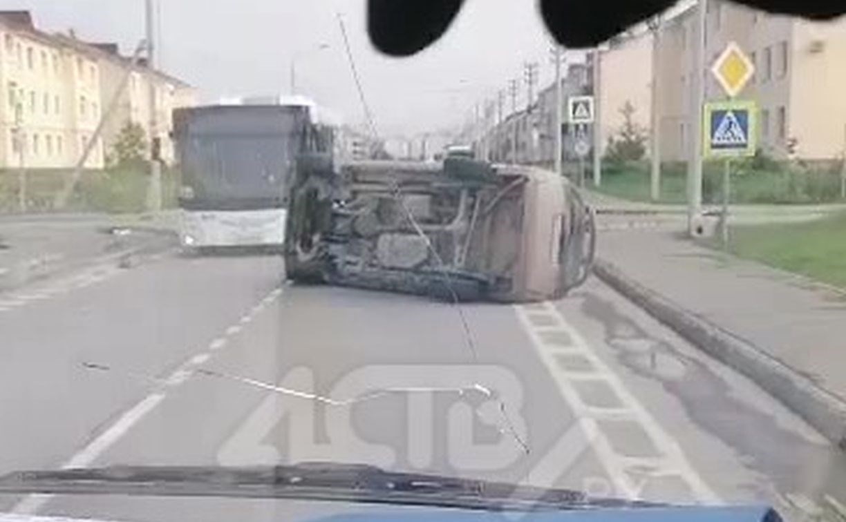 Жёсткое ДТП произошло в Южно-Сахалинске: автомобиль пролетел несколько метров и упал на бок