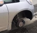 Автомобили пробивают колеса в яме на улице Комсомольской в Южно-Сахалинске