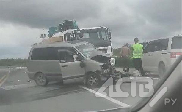 Автокран и микроавтобус столкнулись на автодороге Южно-Сахалинск-Холмск
