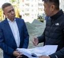 Ход капитального ремонта дворов на Амурской и Сахалинской проверил мэр областного центра