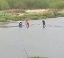 Рыболовы от берега до берега перекрыли сетью сахалинскую реку Таранай 