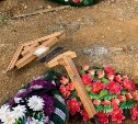 В Южно-Сахалинске неизвестный надругался над захоронениями на кладбище