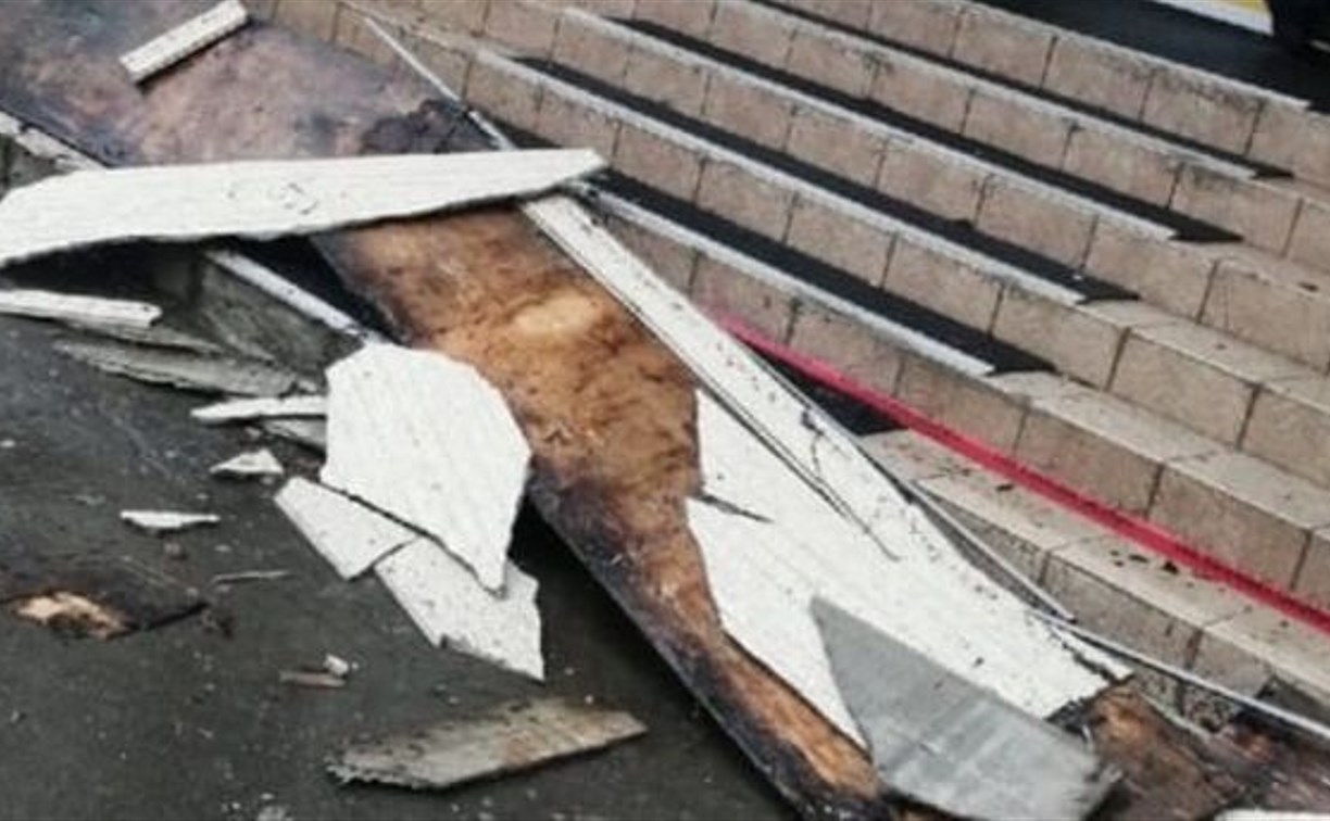 Часть козырька Сахалинского госуниверситета обрушилась во время циклона
