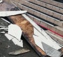 Часть козырька Сахалинского госуниверситета обрушилась во время циклона
