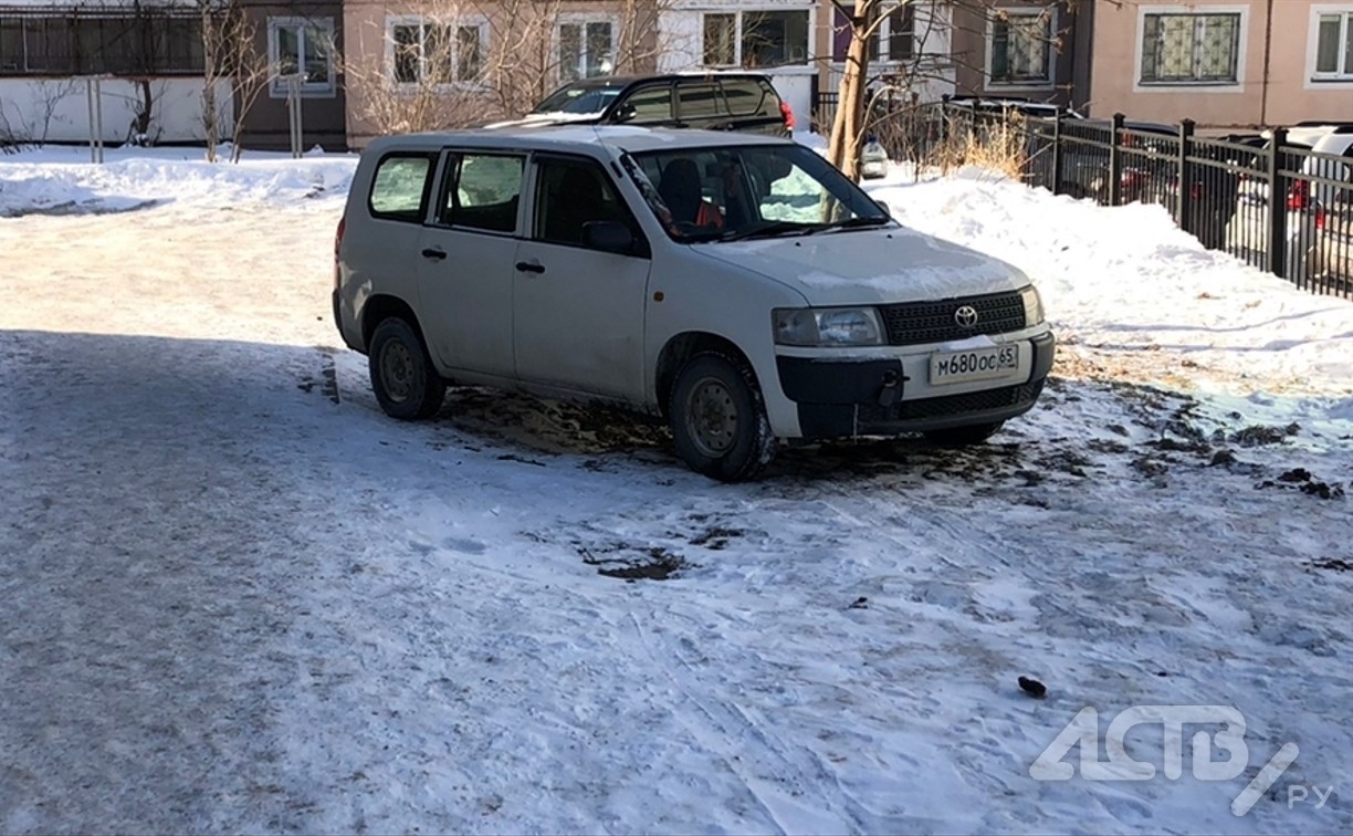 Автохам в Южно-Сахалинске выбрал парковку на замёрзшем газоне, нежели в полупустом дворе