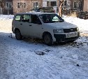 Автохам в Южно-Сахалинске выбрал парковку на замёрзшем газоне, нежели в полупустом дворе