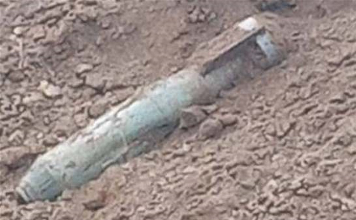 За Северным городком в Южно-Сахалинске рабочие выкопали возможный боеприпас