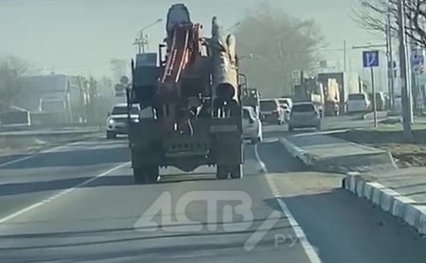 Грузовик с качающимися брёвнами распугал автолюбителей в Южно-Сахалинске