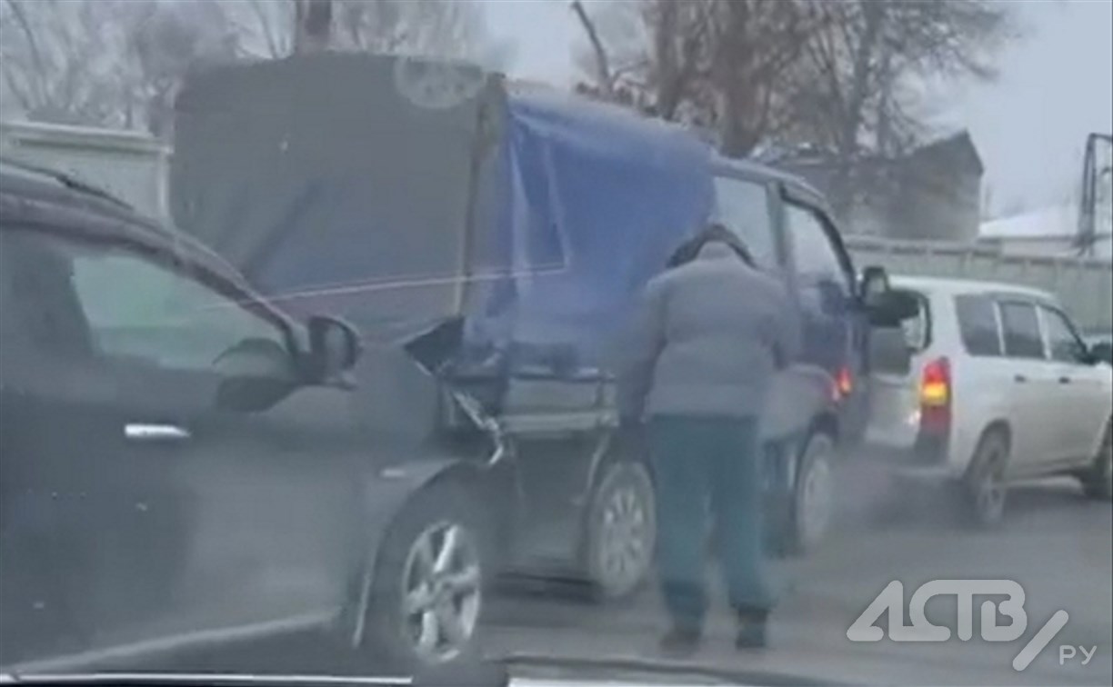Четыре автомобиля угодили в ДТП в Южно-Сахалинске 