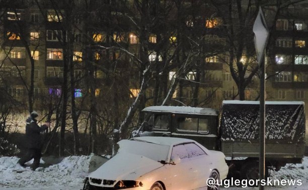 "Водитель хрипел зажатый, молодые оба": две машины столкнулись в центре Углегорска