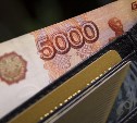  На базе отдыха в Охотском уборщик украл у гостьи 110 тысяч рублей и золото