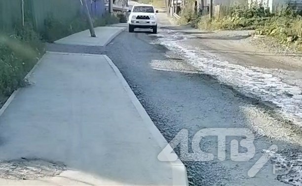 Жители домов по улице Толстого в Корсакове задыхаются от пыли из-за приостановленного ремонта дороги