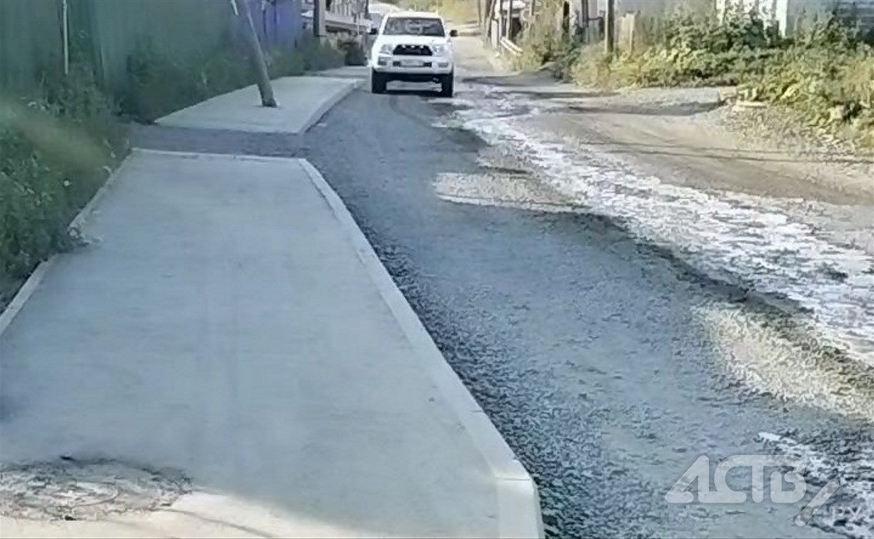 Жители домов по улице Толстого в Корсакове задыхаются от пыли из-за приостановленного ремонта дороги