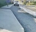 Жители домов по улице Толстого в Корсакове задыхаются от пыли из-за приостановленного ремонта дороги