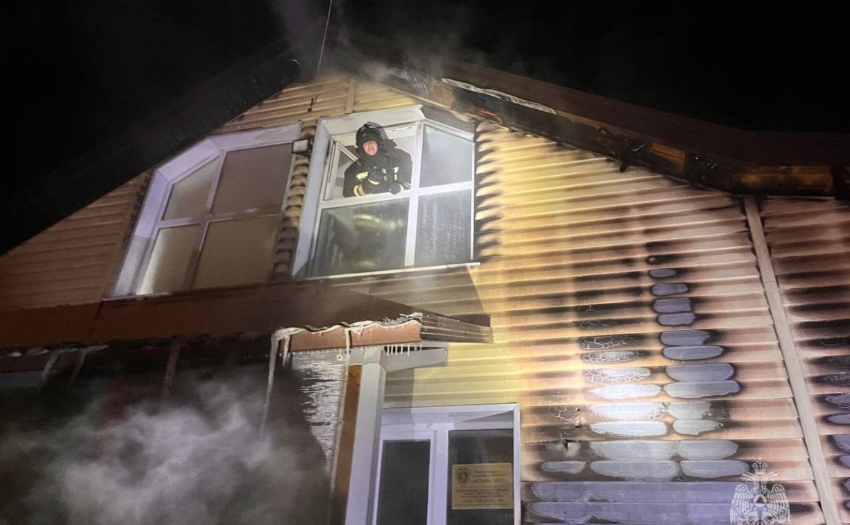 Пришлось распиливать: сахалинские пожарные показали, как тушили горящий дом в СНТ "Дружба"