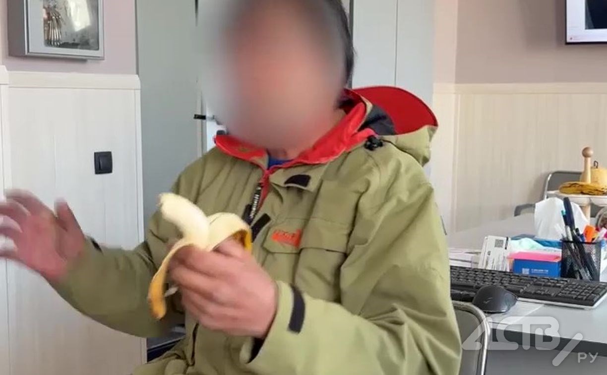 На Сахалине "уважаемый человек" с бананом устроил скандал в компании из-за вывоза мусора