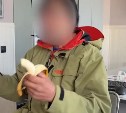 На Сахалине "уважаемый человек" с бананом устроил скандал в компании из-за вывоза мусора