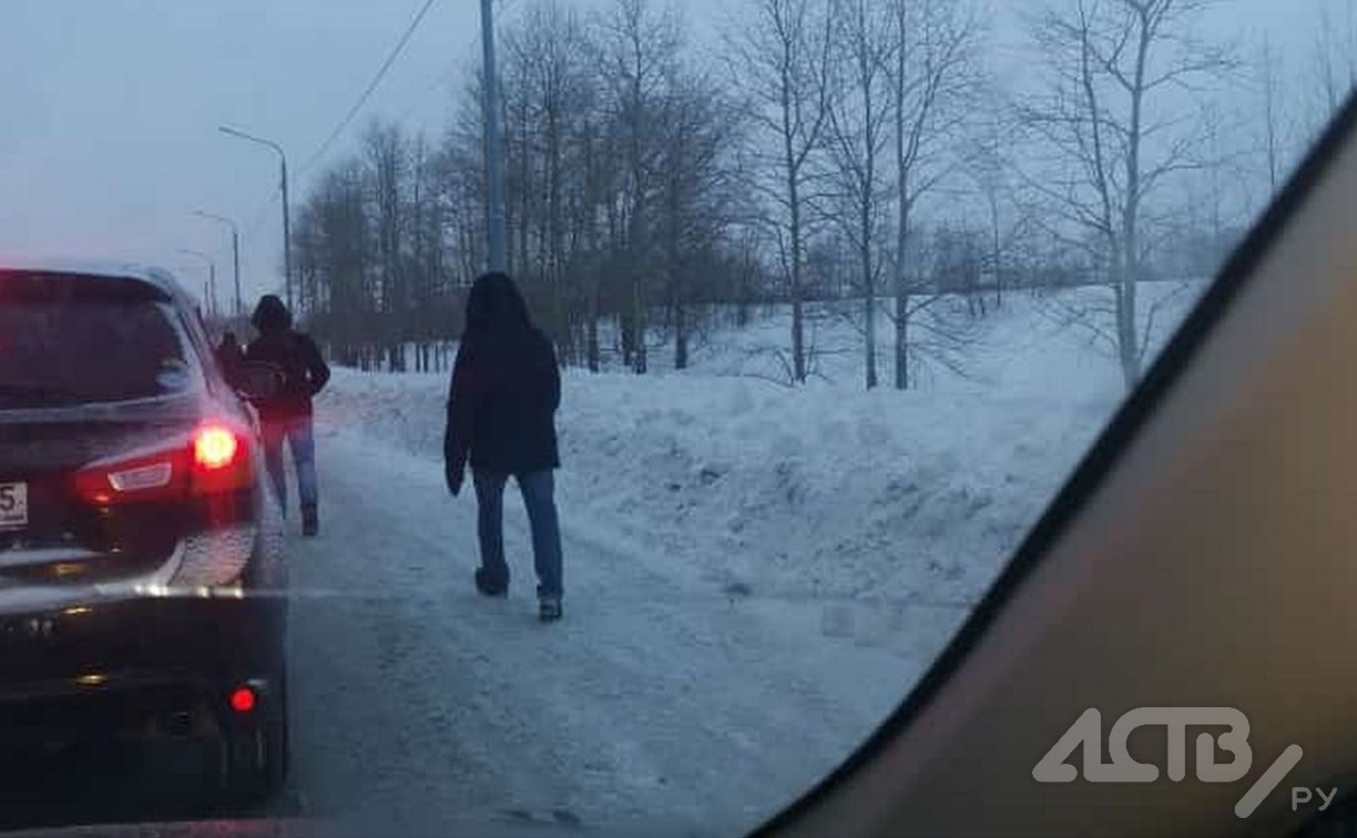 В Южно-Сахалинске пассажиры не выдерживают транспортного коллапса и массово покидают авто