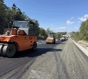 На участке Корсаковской трассы уложили два слоя асфальта