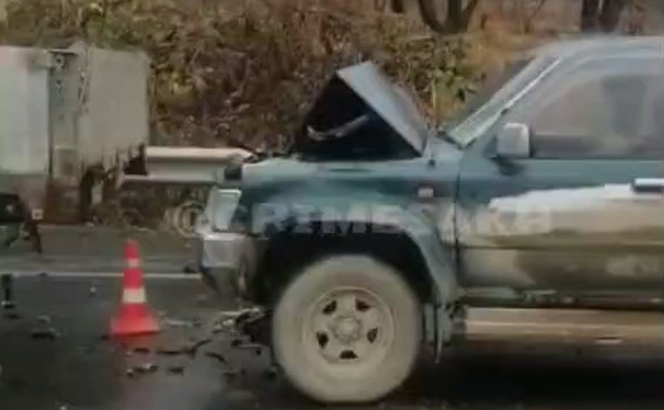 Очевидцы: на Сахалине джип врезался в "грузовик с грузовиком"
